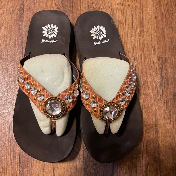 Yellow Box Flip Flops. Color: light brown / tan. Size: 10 - Picture 2 of 6